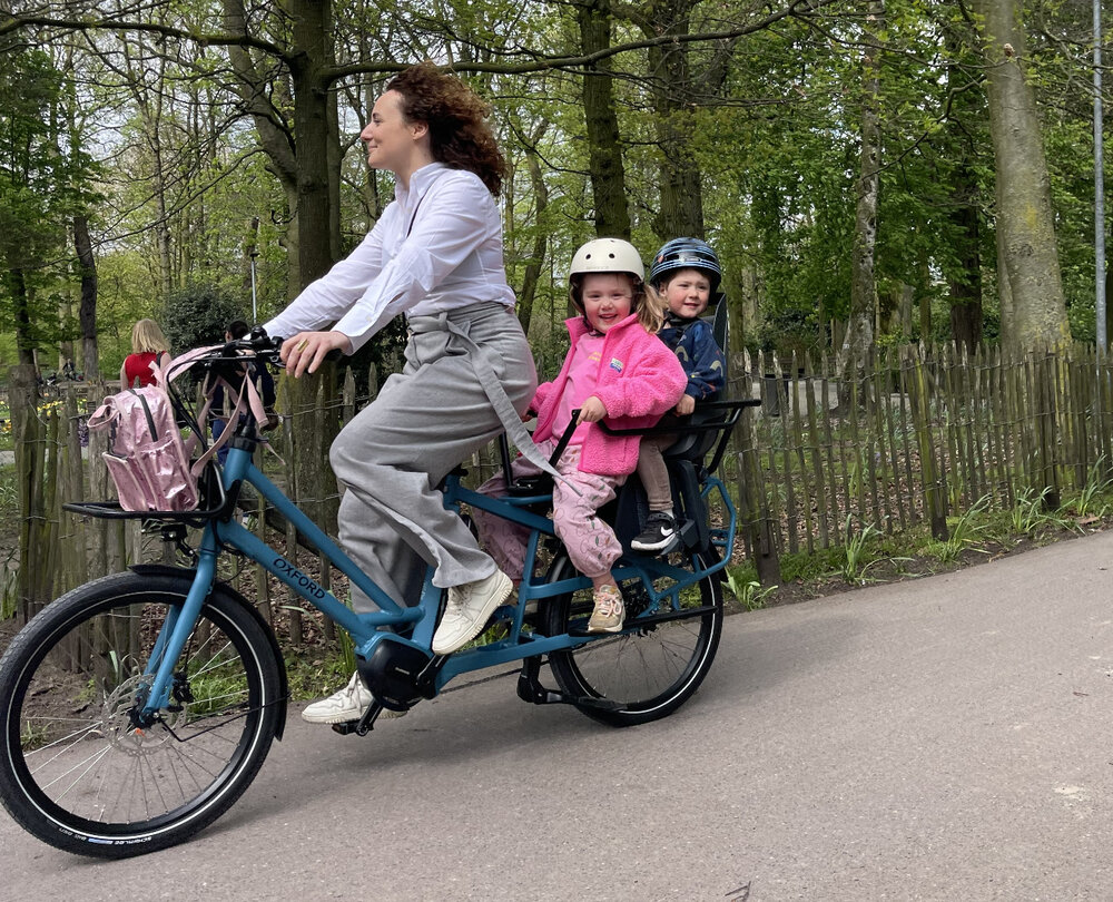 Vrouw en kinderen op een longtail fiets
