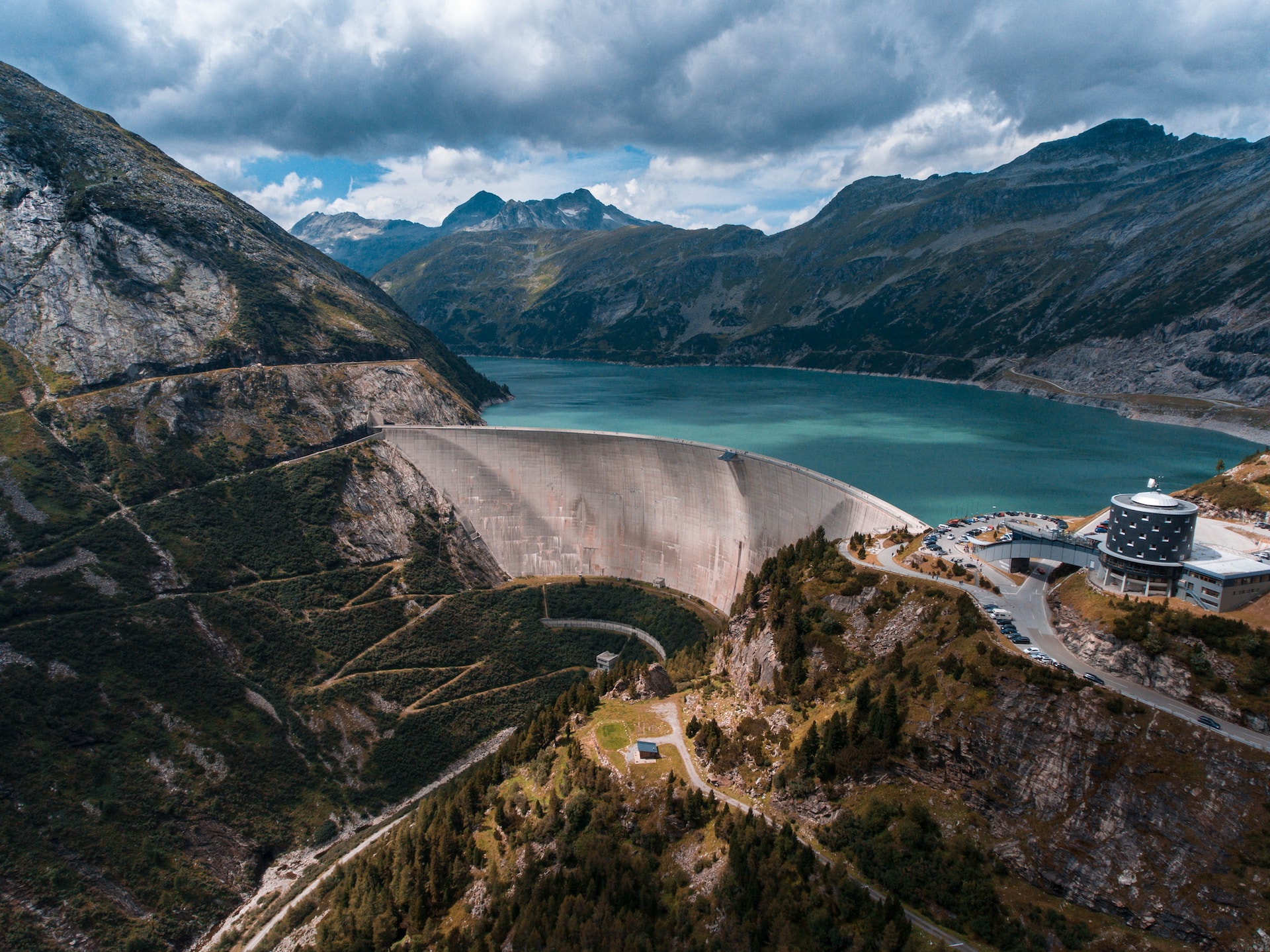 Luchtfoto van een dam met waterreservoir