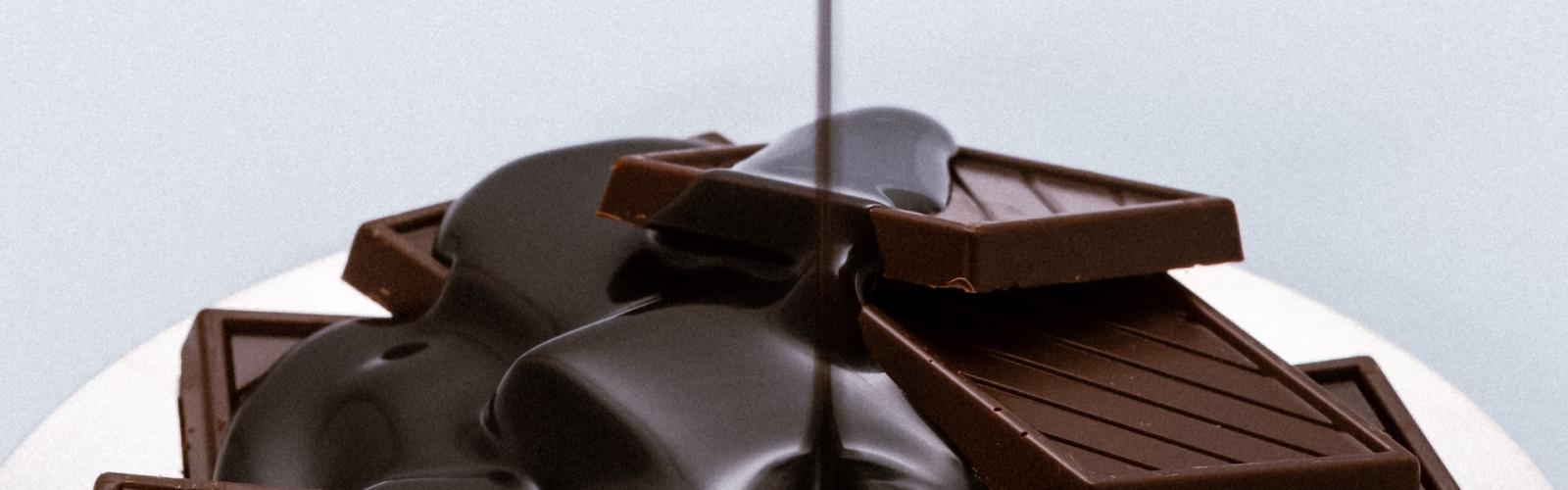 Chocoladesaus druipt over chocolade