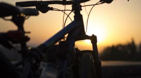 fiets in het avondlicht