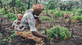 vrouw bewerkt land in Afrika
