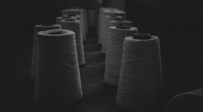 textielklossen in het donker